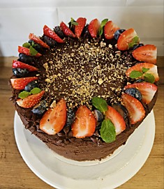 Фундук в шоколаде с клубникой